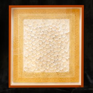 Reliefartig luftige, vielschichtige Materialcollage, Perlen, Naturmaterialien
im verglasten Holz-Objektkasten 78 x 78 cm 