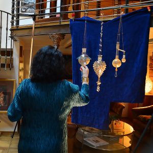 Rike Riegels-Winsauer bei der Arbeit an ihren Glas-Kunstwerken. Gehäkelter Bronzedraht, Perlen auf Glas