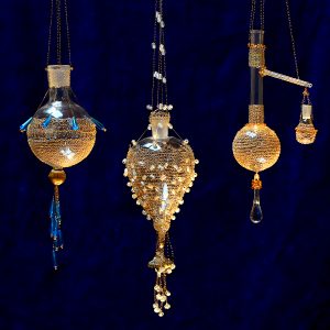 3 hängende Glaskunstwerke - gehäkelter Bronzedraht, Perlen, Glas