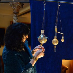 Rike Riegels-Winsauer bei der Arbeit an ihren Glas-Kunstwerken. Gehäkelter Bronzedraht, Perlen auf Glas