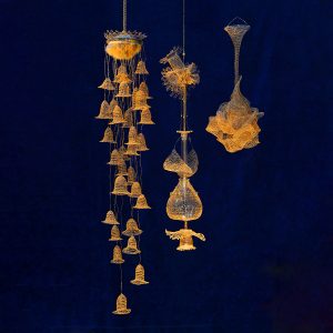 3 fein schwebende, schillernde Kunstwerke aus gehäkeltem Bronzedraht 
- Verliebt über beide Ohren € 450,-  /
- Narcissen-Fontaine. € 450,-  /
- Hals über Kopf. € 350,-