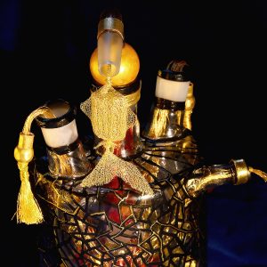 Detail von Glasobjekt, mit feinem gehäkelten Bronzedraht, Glaselementen und Magneten