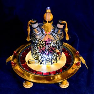 Glasobjekt mit feinem gehäkelten Bronzedraht, Glaselementen und Magneten