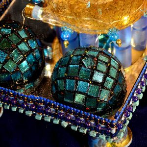 Glasobjekt mit feinem gehäkelten Bronzedraht, Glaselementen, Feingold und Licht, Detail