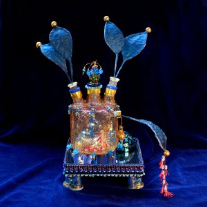 Glasobjekt mit feinem gehäkelten Bronzedraht, Glaselementen und Licht